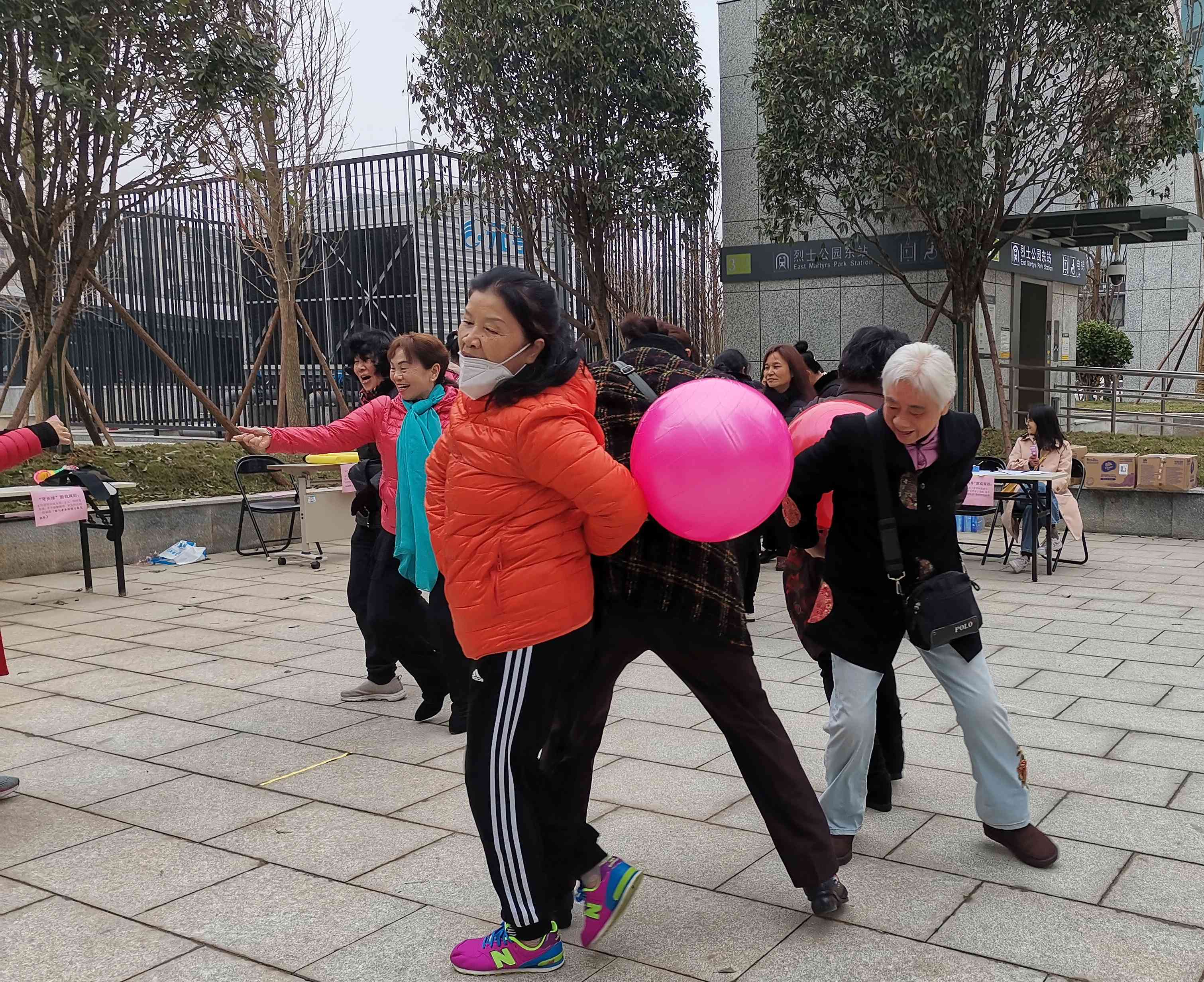 居民在進(jìn)行“背夾球”比賽。長(zhǎng)沙晚報(bào)通訊員 耿喜利 攝