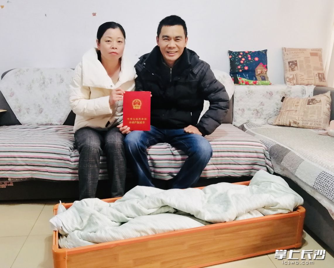 業(yè)主拿到久違的房產(chǎn)證，像當(dāng)年捧結(jié)婚證一樣開心,。 通訊員 趙彬 攝