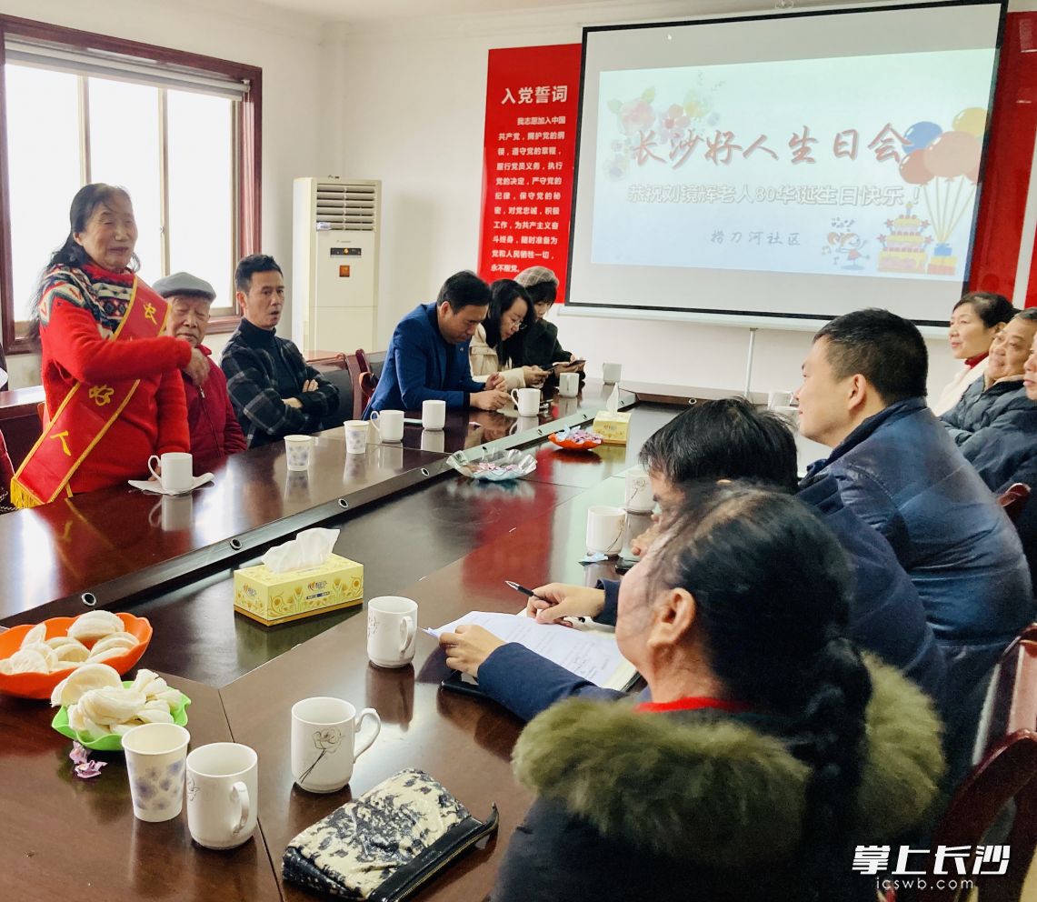 “長沙好人”劉鏡輝現(xiàn)場分享和老伴翡翠婚的恩愛故事,。 通訊員 廖翊清 攝