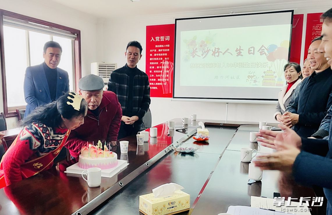 劉鏡輝和老伴一起吹生日蠟燭。 通訊員 廖翊清 攝
