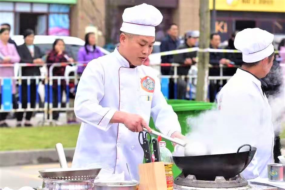 在位于寧鄉(xiāng)市的灰湯溫泉國家級旅游度假區(qū),，一場熱鬧的廚神烹飪大賽吸引了來訪的游客和附近的鄉(xiāng)親們。均為受訪方者供圖