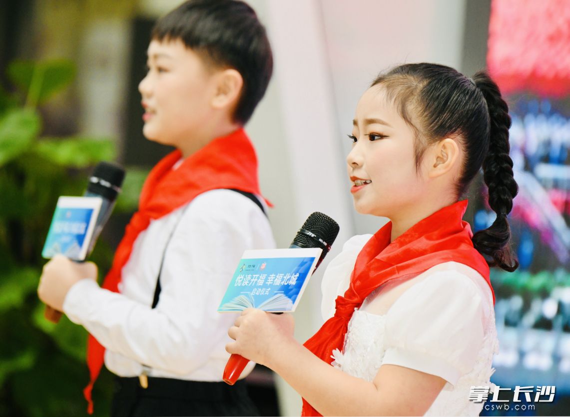 孩子們現(xiàn)場(chǎng)誦讀經(jīng)典。長(zhǎng)沙晚報(bào)全媒體記者 李卓 攝