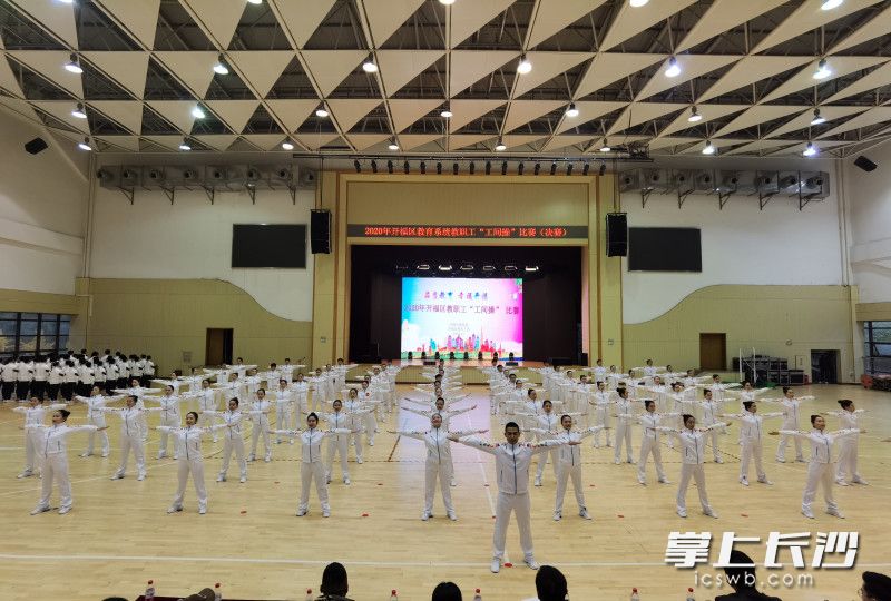 整齊劃一的動(dòng)作猶如復(fù)制粘貼。