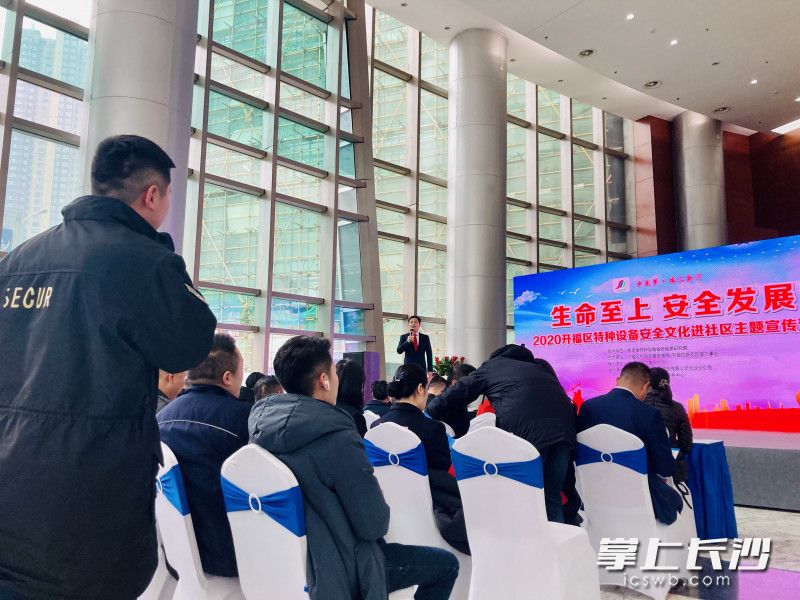 樓宇白領分享安全使用電梯常識。全媒體記者 李卓 攝
