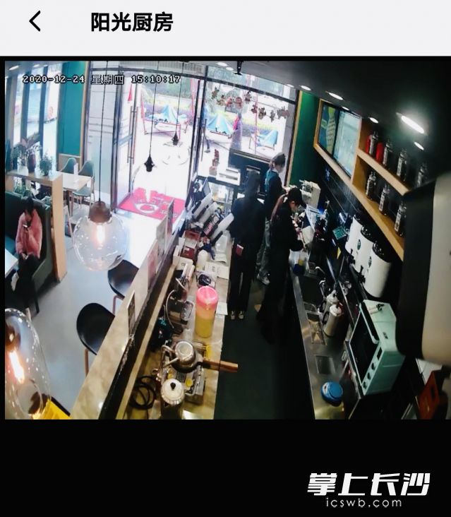 省博商圈內(nèi)一家奶茶店,，制作間隨時(shí)可直播查看。通訊員 鄭琛琛 攝