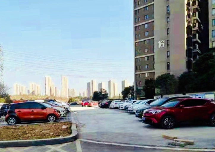 開荒“種”出停車場,，有效緩解停車難,。