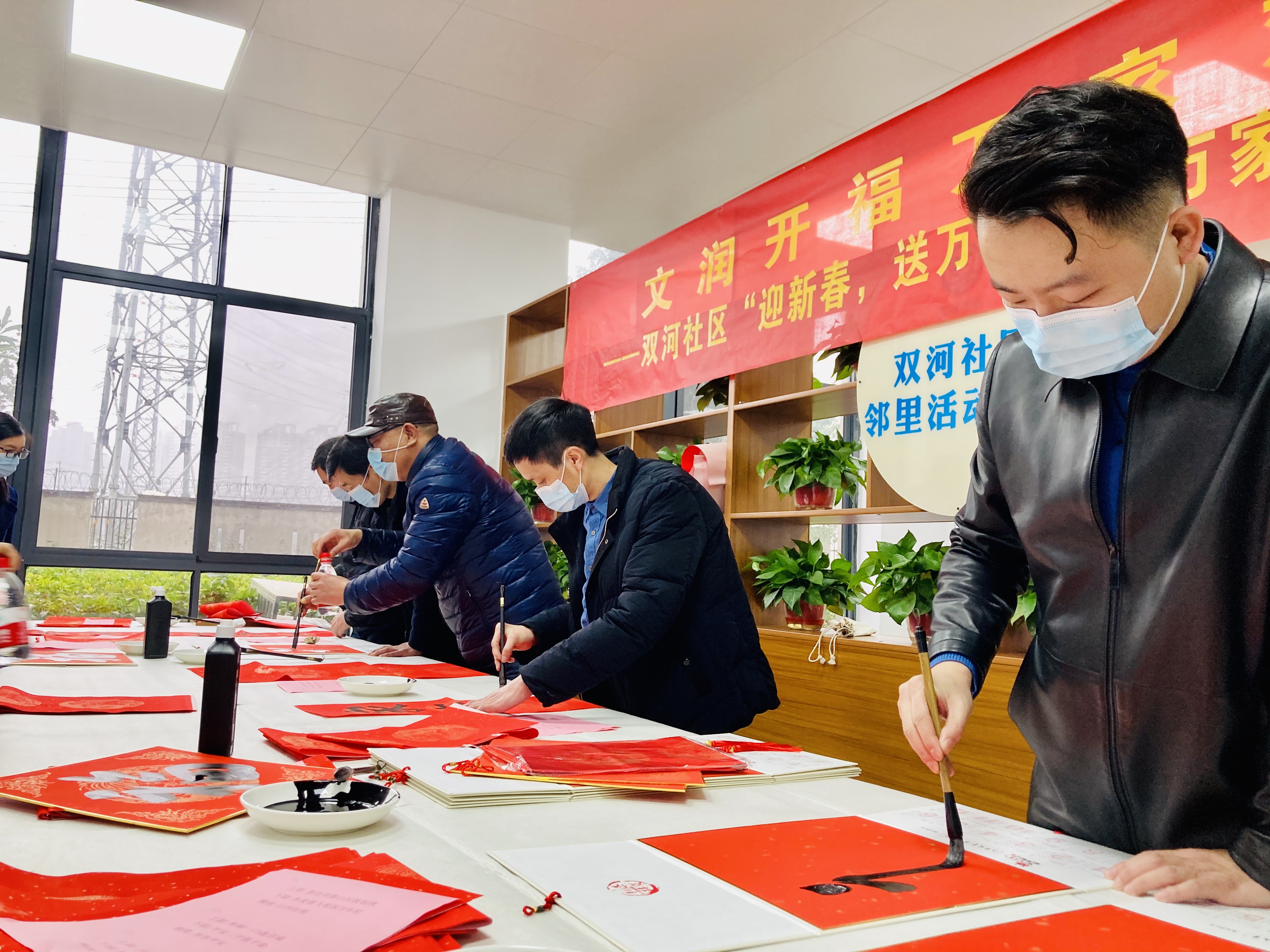 書畫名家走進(jìn)“留守幸福家”，為就地過年人士和居民寫春聯(lián)送福,。 