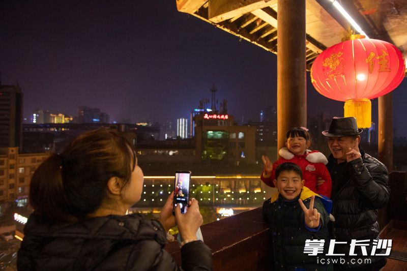 游客們站在天心閣頂正在拍照,。