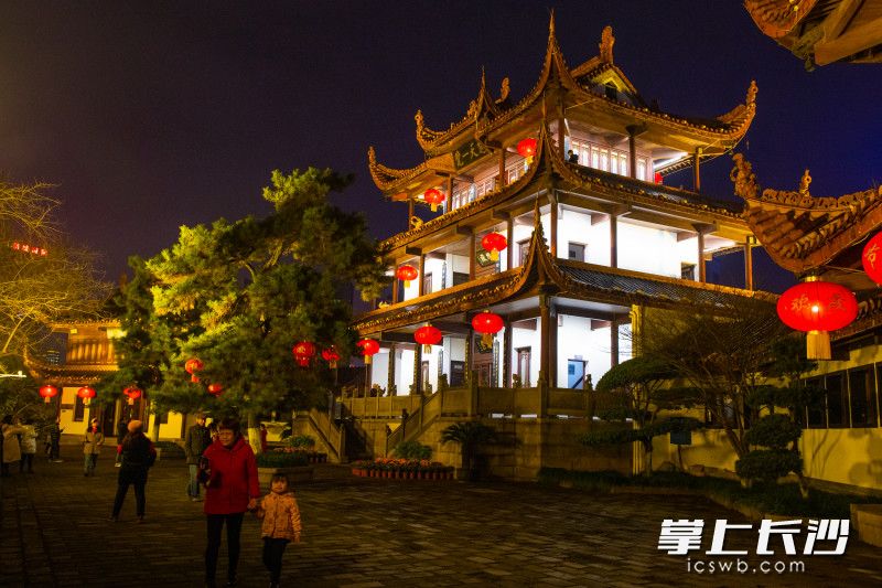 天心閣掛滿的大紅燈籠點亮星城，年味漸濃,。