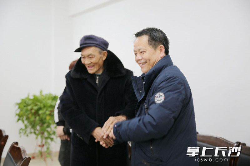 周繼如和陳道廣老人的手緊緊拉在一起,。  長沙晚報(bào)通訊員 粟青梅 攝