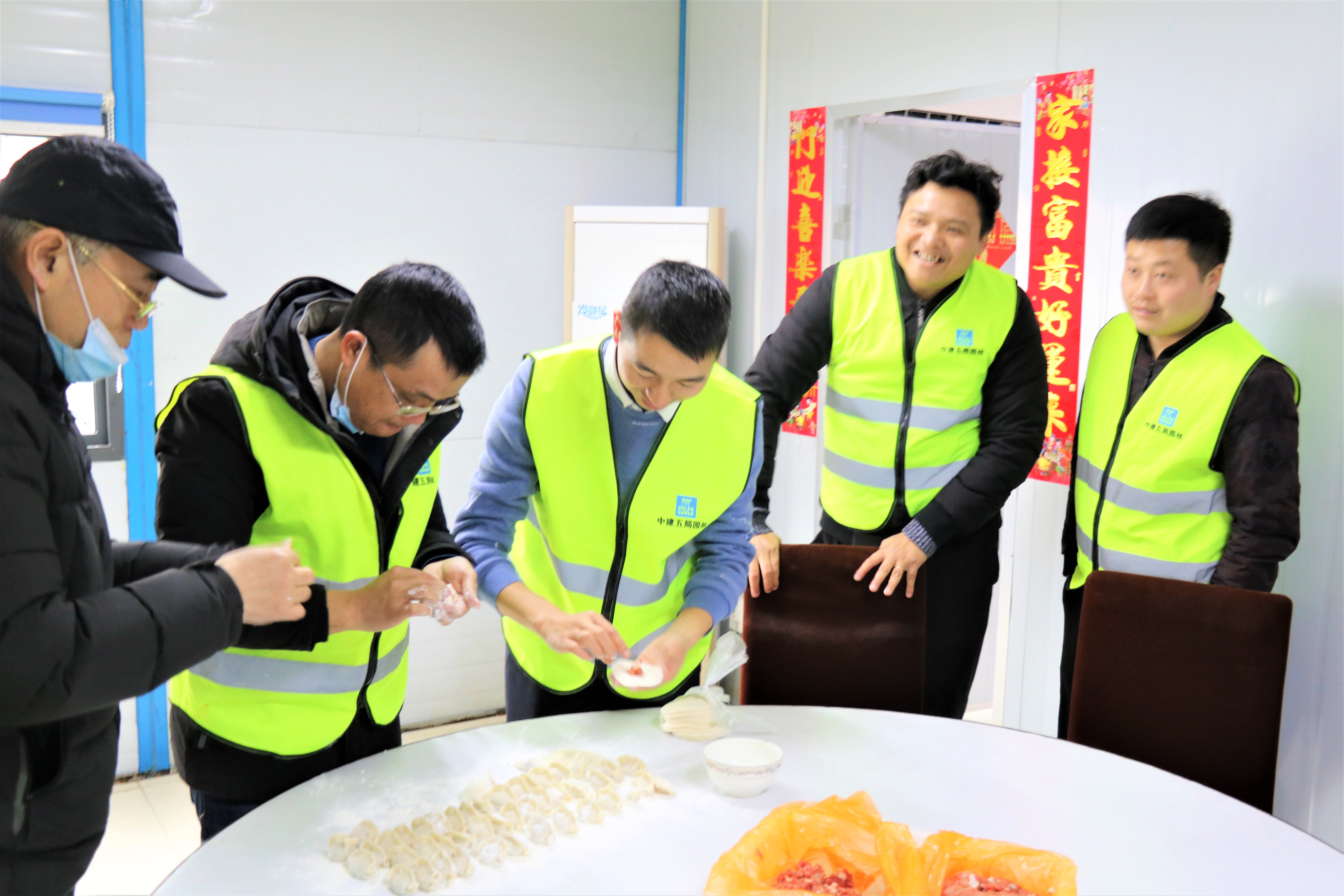 大年三十，大家一起在項(xiàng)目食堂包餃子,、聚餐,，過一個(gè)快樂祥和年。長沙晚報(bào)全媒體記者 陳煥明 通訊員 王耿翔 攝影報(bào)道