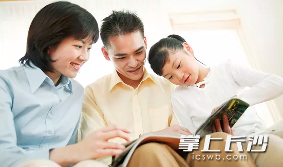 家長(zhǎng)要懂得如何正確與孩子溝通交流,，做到及時(shí)正確地對(duì)孩子加以引導(dǎo)，幫助孩子平穩(wěn)順利地度過青春叛逆期,。資料圖片