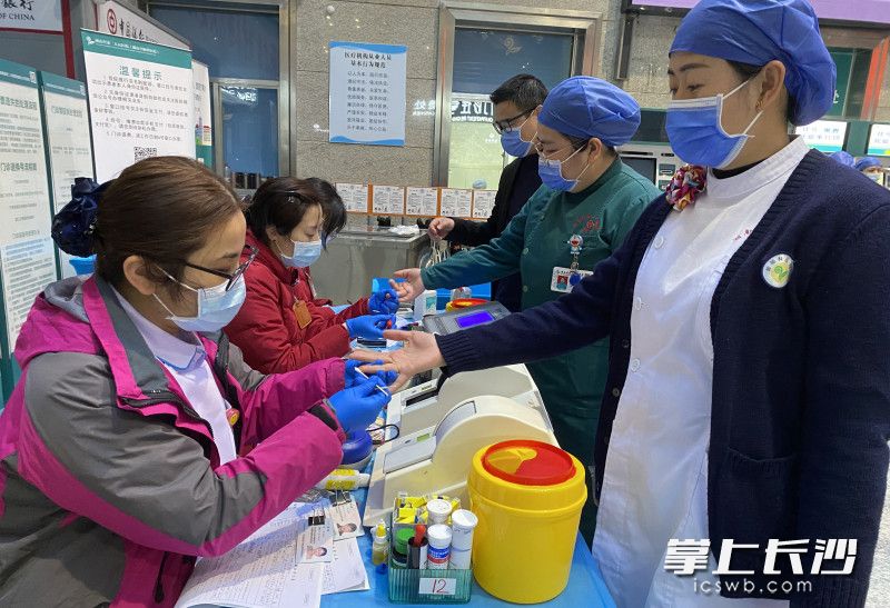 今日,，湖南省第二人民醫(yī)院120余名醫(yī)務(wù)人員積極參與無償獻(xiàn)血,。