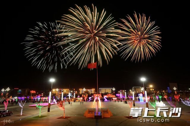 元宵節(jié),，瀏陽(yáng)花炮在大江南北綻放，其中小產(chǎn)品尤其走俏,。除署名外均為瀏陽(yáng)花炮中心供圖