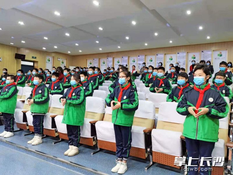 師生齊唱手語歌《聽我說謝謝你》，向無數(shù)英雄表達感恩之情,。