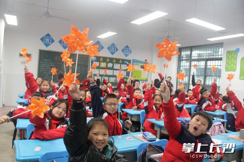 今日,，開福區(qū)四方坪小學1900余名孩子收到了學校給每個孩子準備的開學大禮包。均為學校供圖