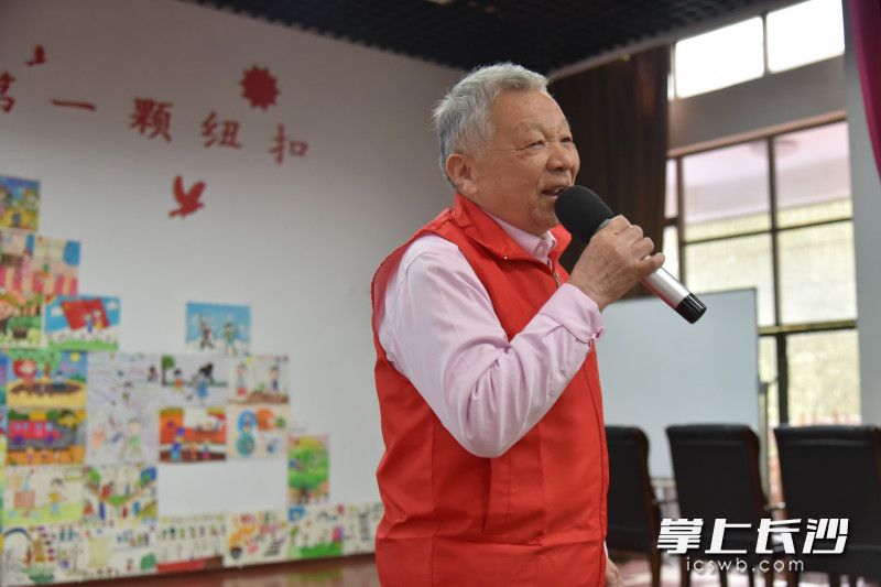 除了發(fā)放開學大禮包,，學校還邀請了中國好人鄧學東進課堂,，通過直播的形式，為全校孩子上開學第一課,。