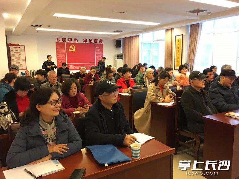 “提高健康素養(yǎng)學(xué)習班”首期學(xué)員在認真聽醫(yī)學(xué)專家授課,。