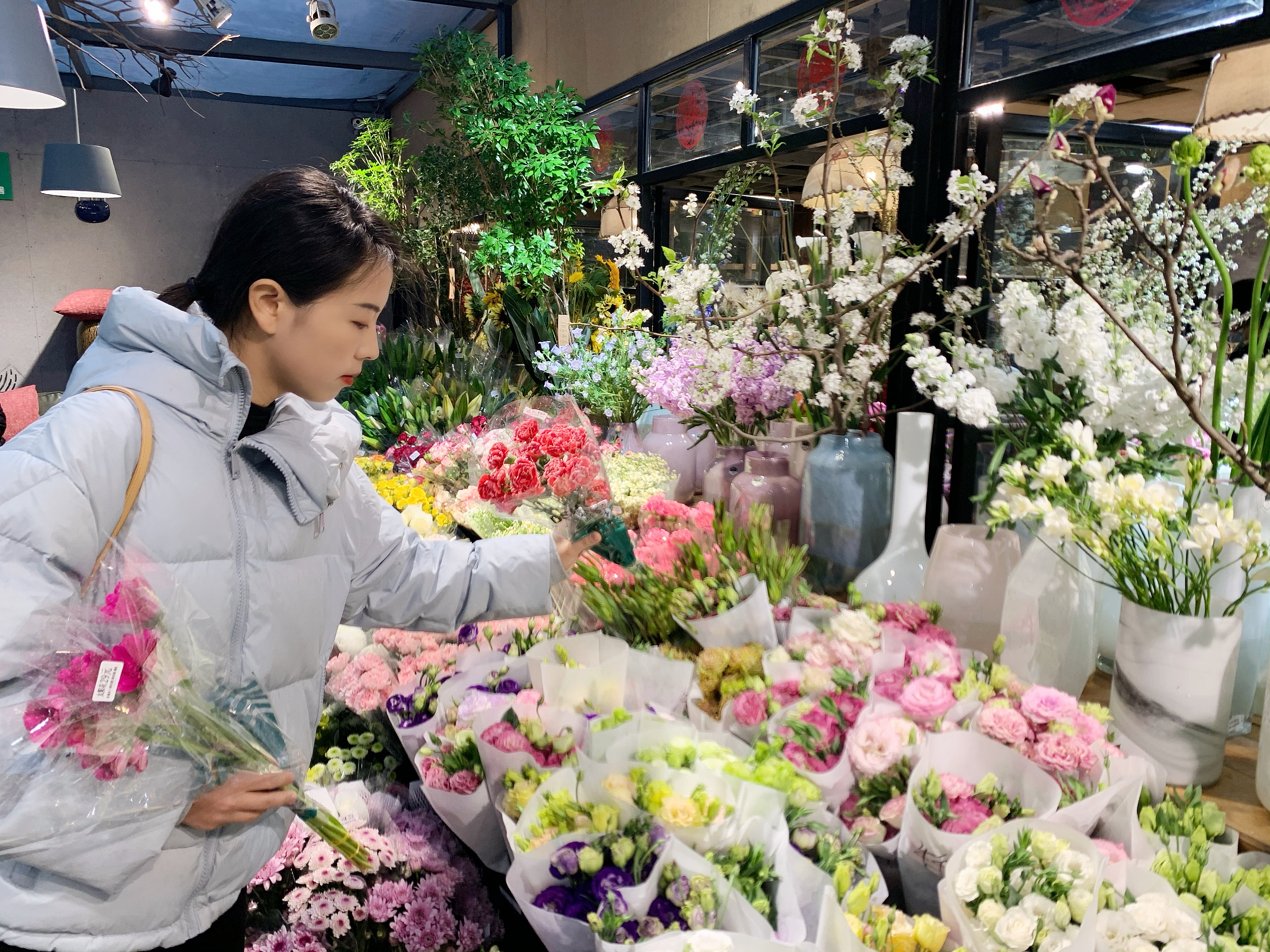 在三湘花卉市場(chǎng)的都市花鄉(xiāng),，各種鮮花姹紫嫣紅,，市民正在選購(gòu)。