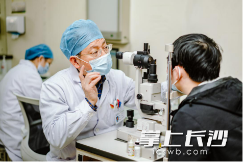 段宣初教授在為青光眼患者看診。  醫(yī)院供圖