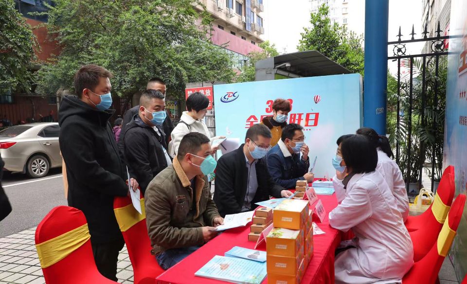 湖南省疾控中心等開展大型宣傳活動，普及愛肝護(hù)肝的科學(xué)方法及重要性,，提醒市民要早篩查,、早接種、定期檢測,。長沙晚報通訊員 李合鋒 供圖