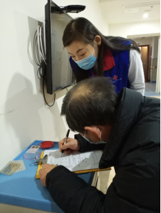 黃志堅(jiān)的家人在捐獻(xiàn)確認(rèn)書上簽字,。均為長沙晚報(bào)通訊員 楊麗紅