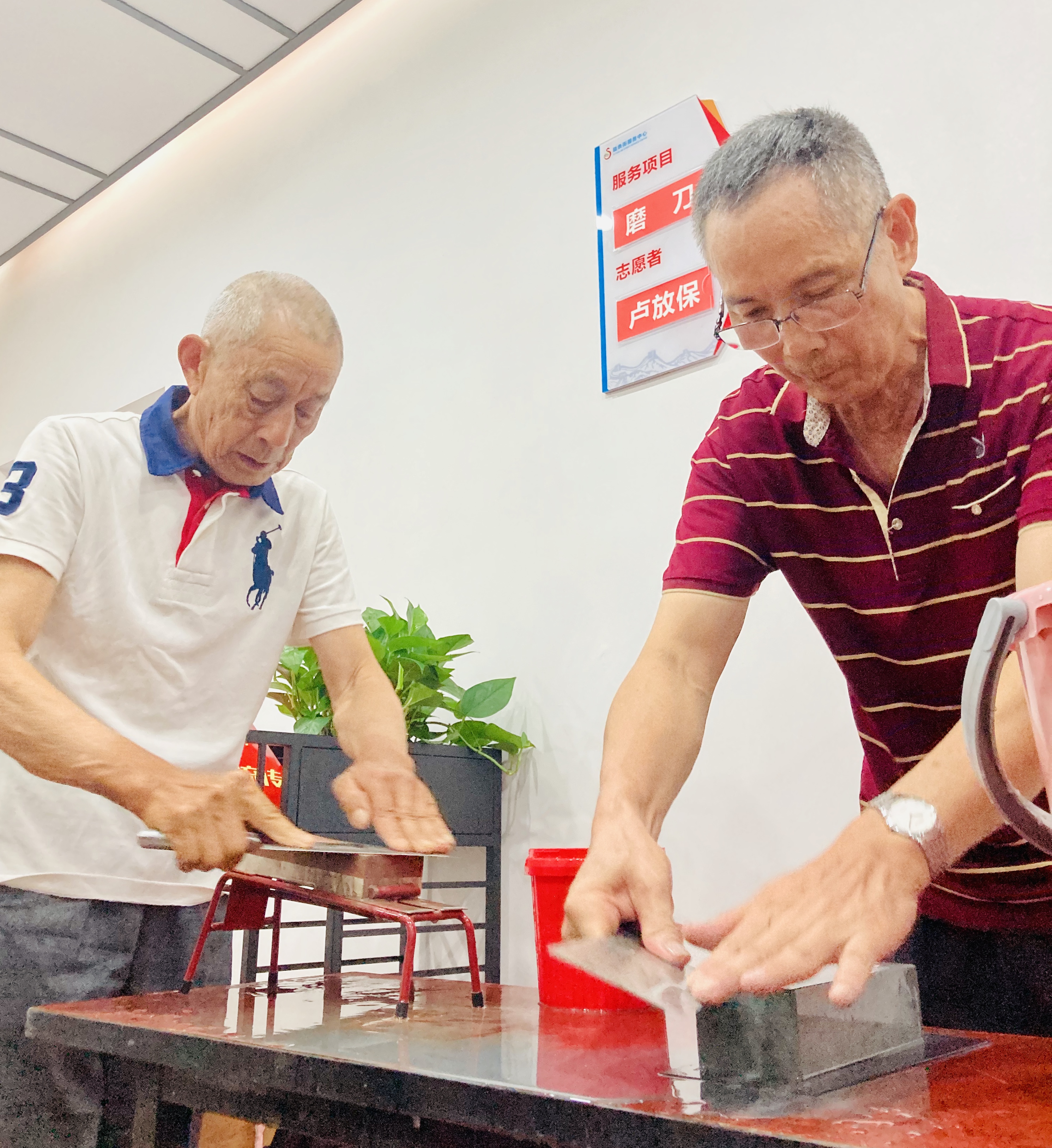 黨員老手藝人在湘江世紀(jì)城小區(qū)“益條街”開(kāi)展志愿服務(wù)。 長(zhǎng)沙晚報(bào)全媒體記者 李卓 攝