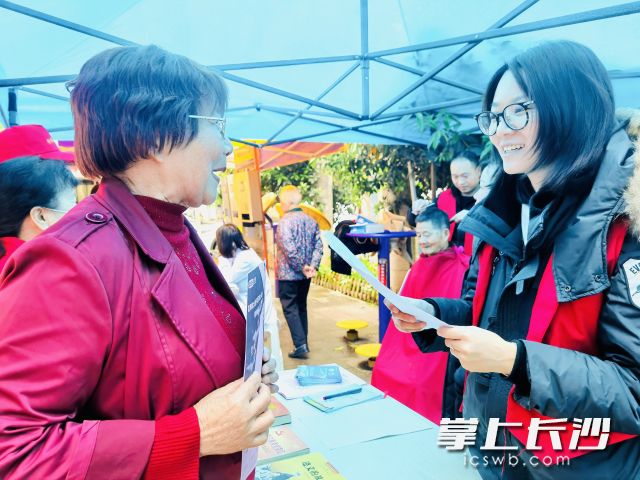 居民和游客一邊接受理發(fā),、維修等老手藝服務(wù),，一邊打卡“黨史流動(dòng)學(xué)堂”，不亦樂(lè)乎,。 通訊員 李奕 攝