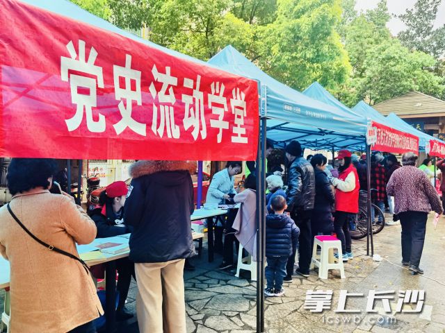 集市“一條龍”便民服務(wù)讓老街家門(mén)口充滿愛(ài),。 通訊員 李奕 攝