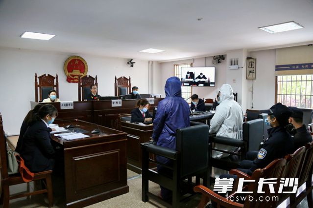 4月8日,，長沙市岳麓區(qū)人民法院一審公開審理了被告人曾某、彭某銷售有毒,、有害食品刑事附帶民事公益訴訟案,，并當庭宣判,。長沙晚報通訊員 許振興 攝