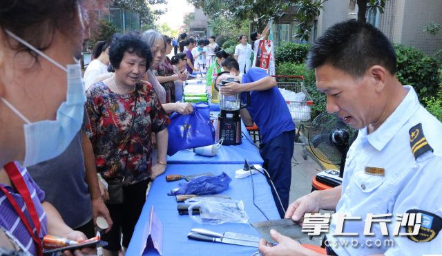 物業(yè)人員開展便民服務(wù)。通訊員 吳數(shù)碩 攝