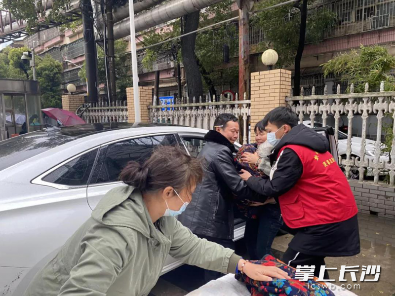 志愿者正在為困難群眾提供幫扶,。全媒體通訊員 文藝攝