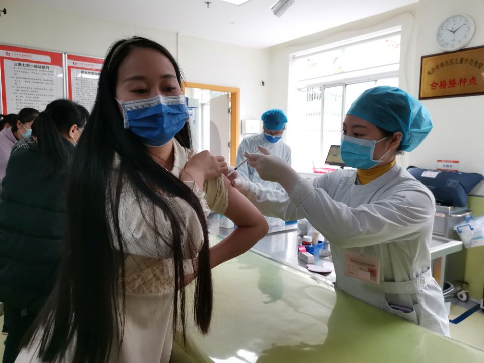 市民來到預(yù)防接種門診接種國產(chǎn)宮頸癌疫苗,。長沙晚報全媒體記者 楊云龍 攝