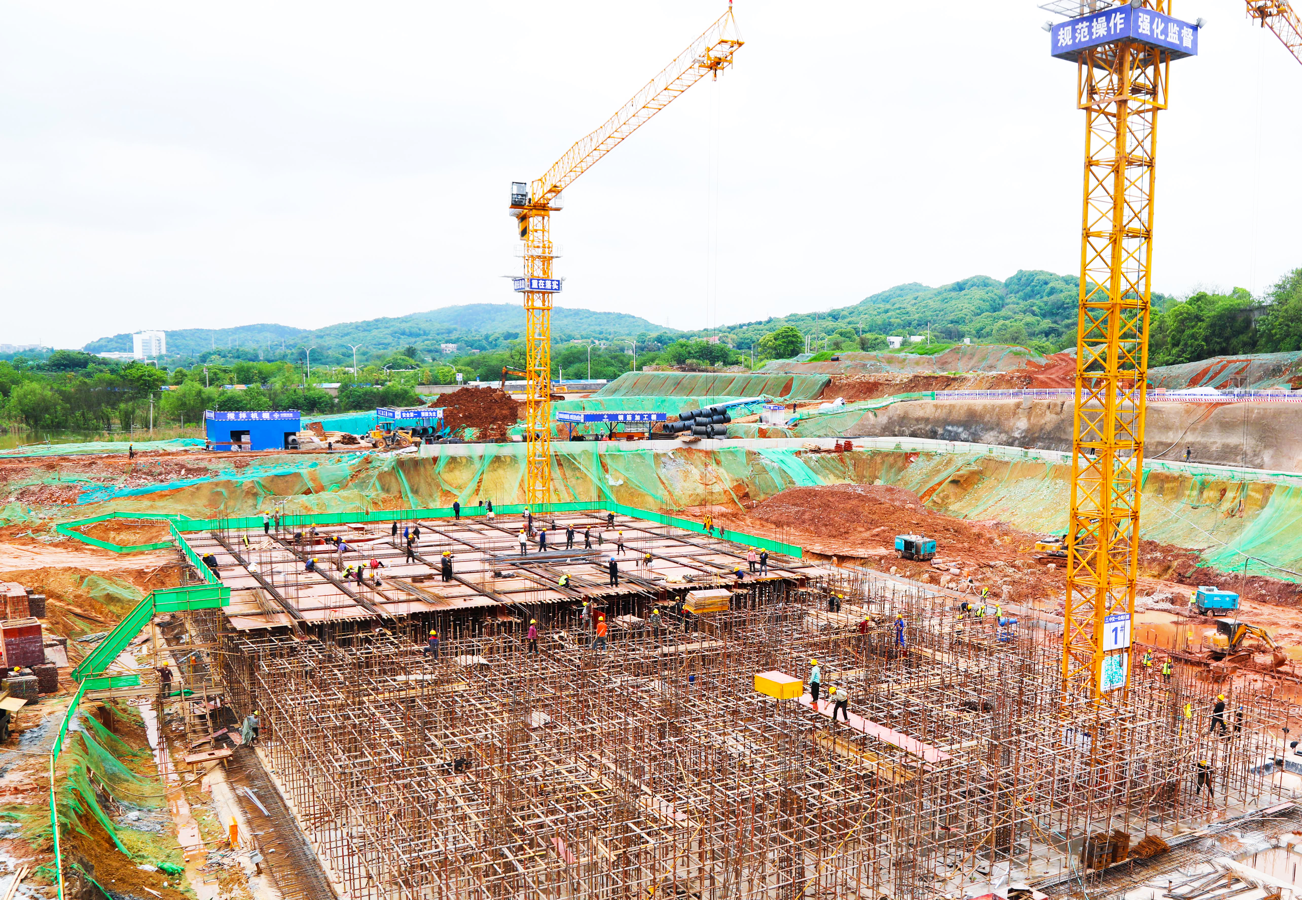 今年來,，大王山游客集散中心及停車場建設(shè)PPP項目掀起大干熱潮,，圖為山塘（北部）游客集散中心開啟“百人團戰(zhàn)”模式，現(xiàn)場220余人同時施工作業(yè),。均為長沙晚報 全媒體記者 陳煥明 通訊員 林雨 劉娟 攝影報道