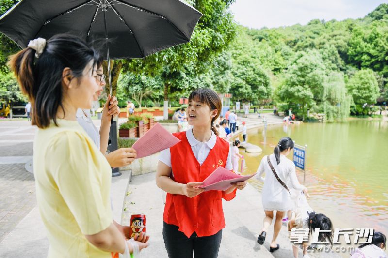 志愿者“紅馬甲”成了青山綠水間最美風(fēng)景,。通訊員 周羽洋 攝