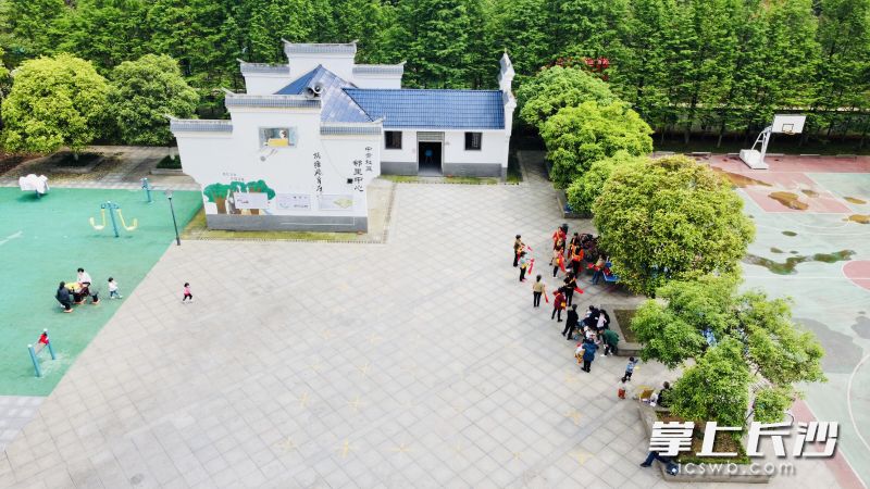 老舊農(nóng)安小區(qū)“變臉”,，有了白墻碧瓦的鄰里會(huì)所,，不比城里高檔樓盤掉價(jià)。全媒體記者 陳飛 李卓 攝影報(bào)道