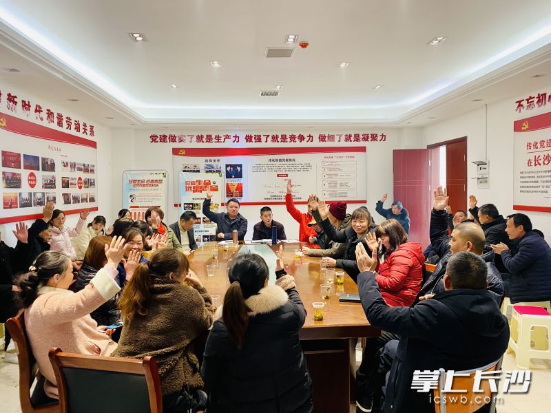 “紅管家”當(dāng)家,，業(yè)主居民話事，小區(qū)自治形成了“鄰”聚力,。全媒體記者 陳飛 李卓 攝影報(bào)道