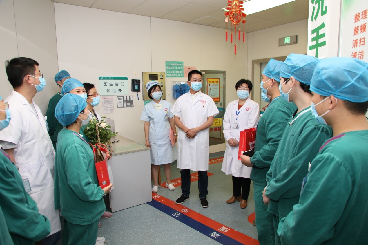 重癥監(jiān)護(hù)室的護(hù)士們收到了鮮花,、巧克力。通訊員 何君 攝