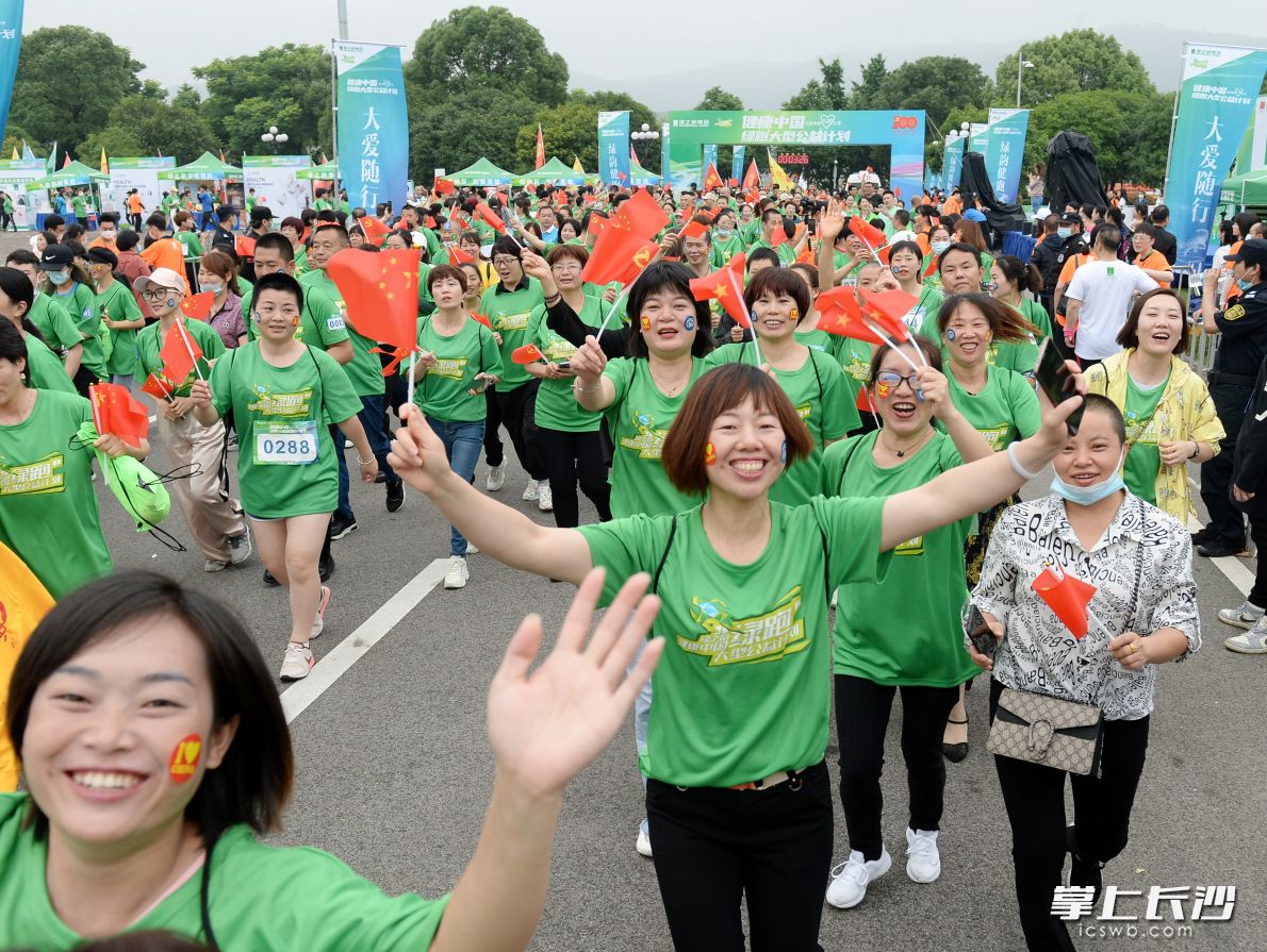今日，3000多名綠之韻愛心志愿者,、跑步愛好者,、熱心市民一起在橘子洲頭為愛奔跑，助力貧困母親,。長沙晚報(bào)全媒體記者石禎專 攝