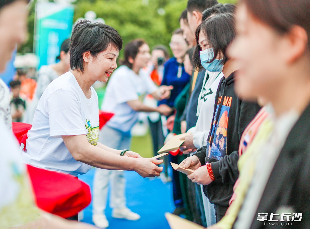 啟動(dòng)儀式上,，主辦方向10位來自全省的貧困母親代表頒發(fā)了愛心卡和慰問金。長沙晚全媒體記者石禎專攝