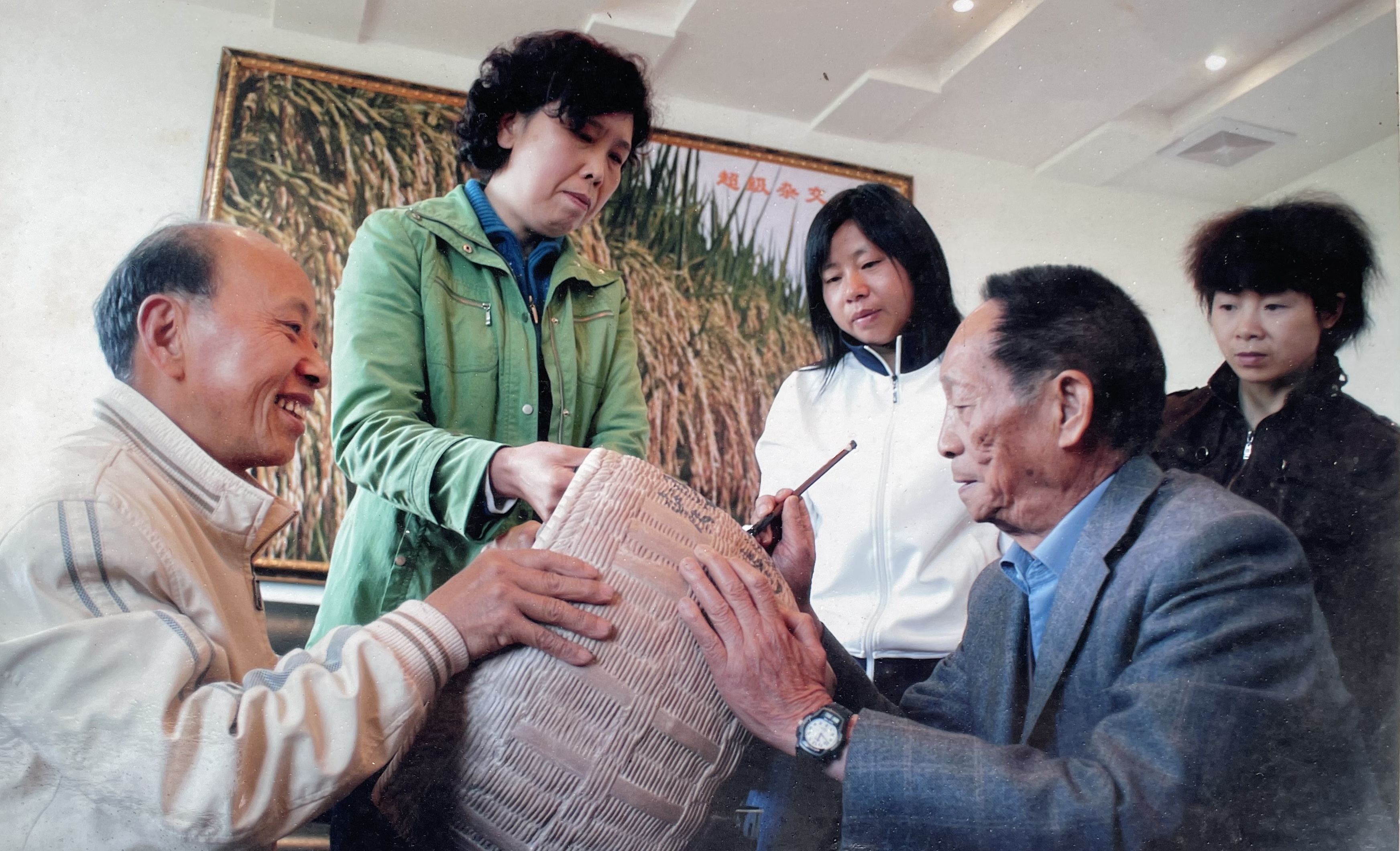 2010年,，袁隆平院士給胡武強(qiáng)為他創(chuàng)作的80歲壽禮“豐收籮”題字,。胡武強(qiáng)供圖