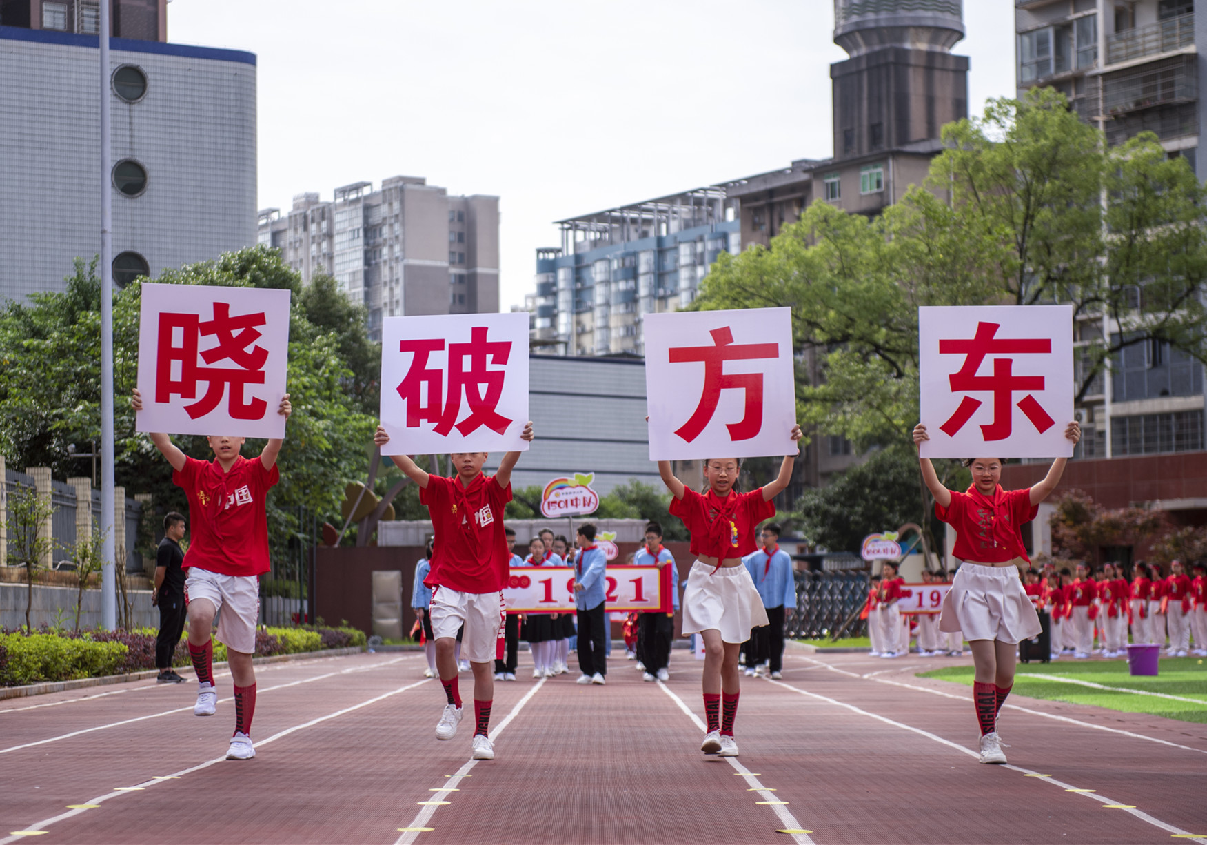 入場式上，一個個方隊代表中國共產(chǎn)黨的一個個重要歷史事件,。均為通訊員 王極 攝