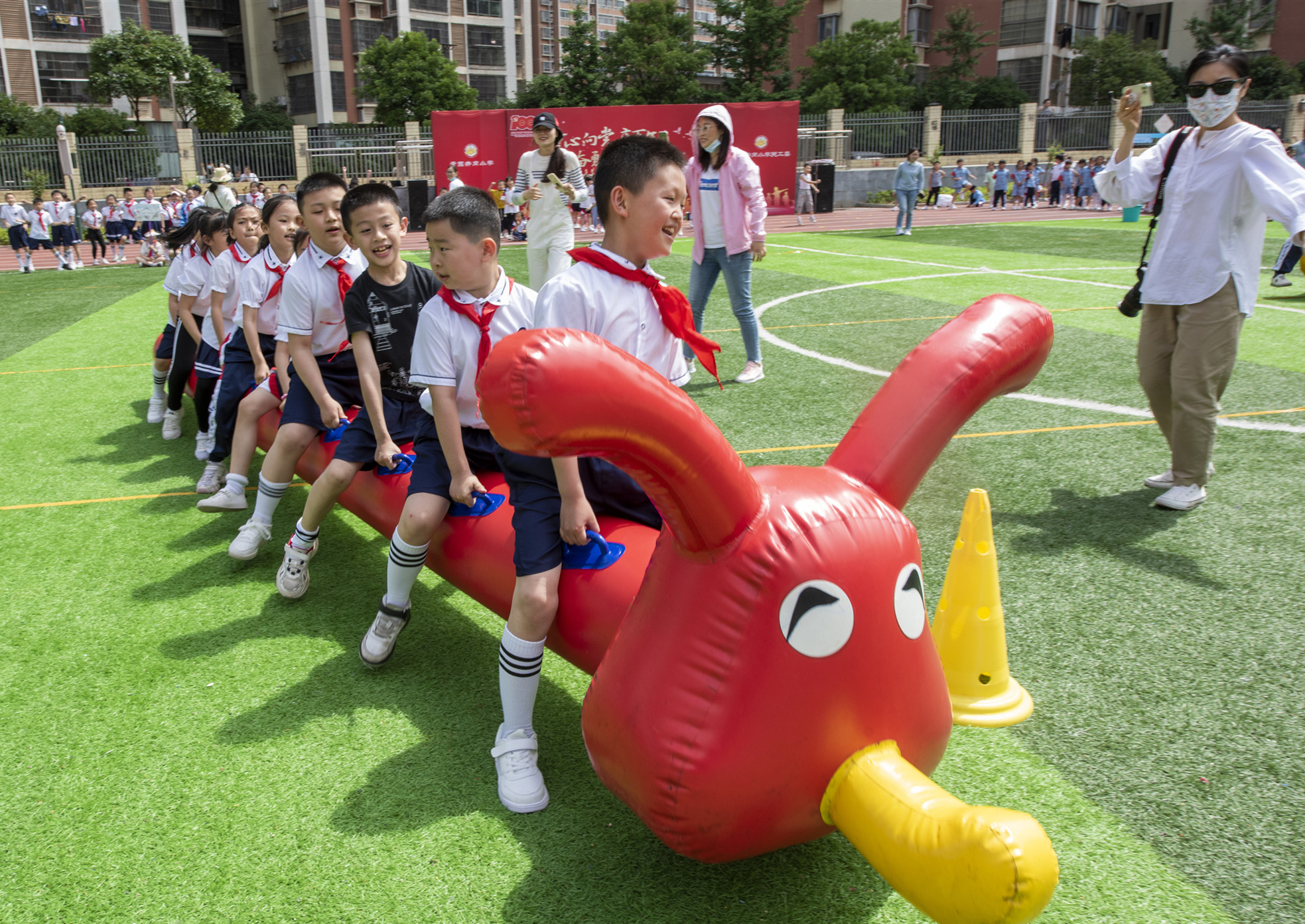 “百舸爭流”項目,，10名同學(xué)坐在象征革命勝利的“小船”上,，齊心協(xié)力開往彼岸。