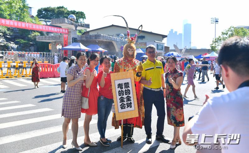 身穿“齊天大圣”孫悟空服裝的家長成為焦點,。全媒體記者 鄒麟 攝