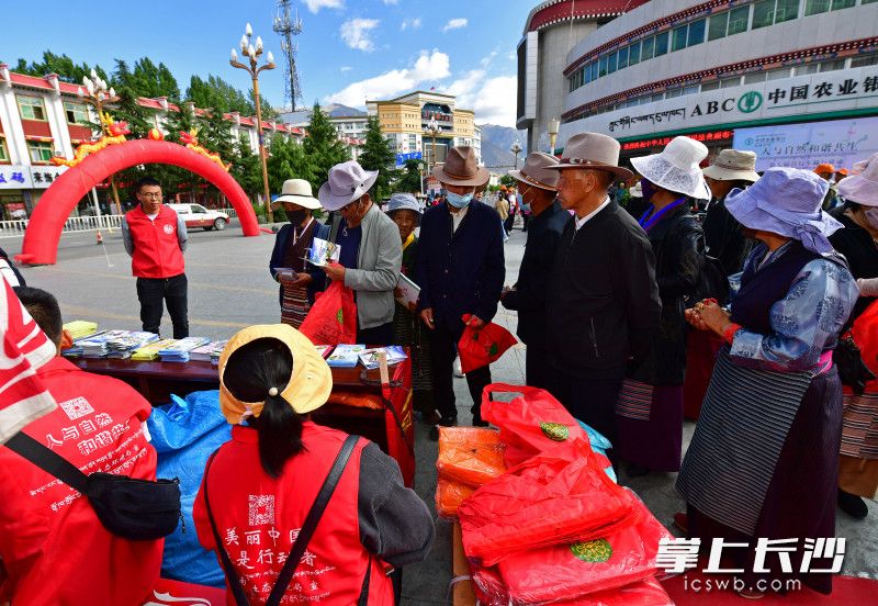 6月5日,，湖南短援隊(duì)與山南市生態(tài)環(huán)境局積極組織，共同參與“人與自然和諧共生”主題活動(dòng),。  均為長(zhǎng)沙晚報(bào)全媒體記者 王志偉 攝