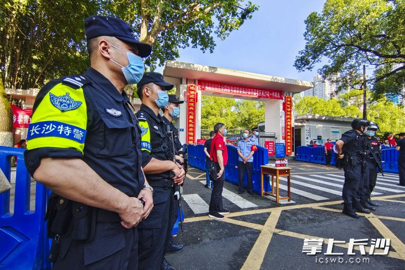 在長(zhǎng)沙市一中考點(diǎn)，長(zhǎng)沙特警為考生們保駕護(hù)航,。長(zhǎng)沙晚報(bào)全媒體記者 黃啟晴 攝