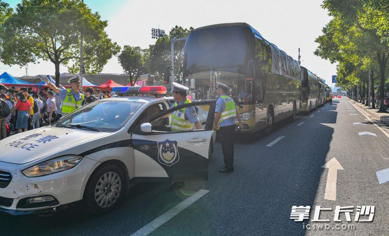 湖南師大考點(diǎn)，交警引導(dǎo)送考車(chē)輛有序進(jìn)入考點(diǎn),。長(zhǎng)沙晚報(bào)全媒體記者 鄒麟 攝