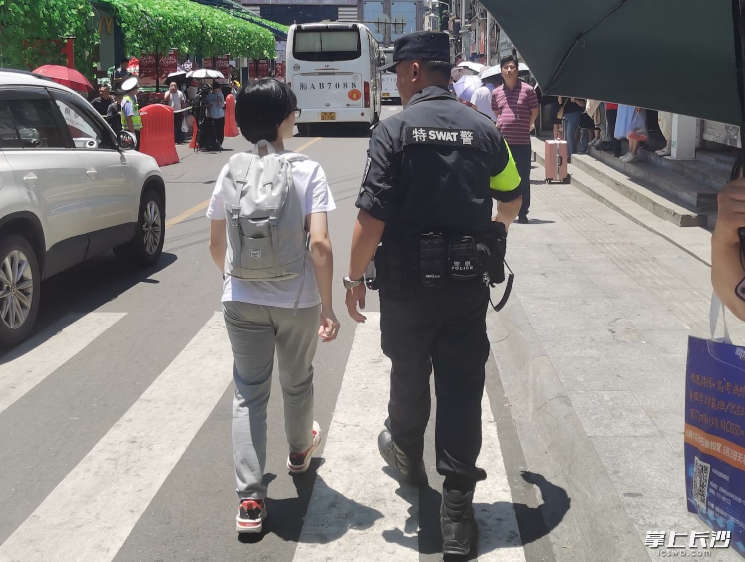 6月7日早上,，特警張永強(qiáng)和女兒一同走向考點(diǎn)。 圖片均由長沙晚報(bào)通訊員 段旖亮 供圖