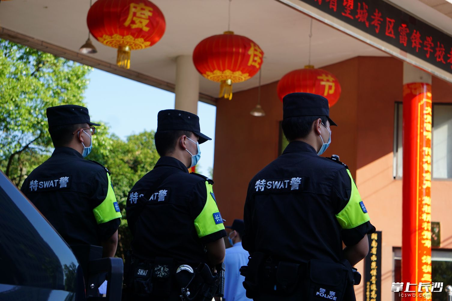 特警在考點(diǎn)門口站崗執(zhí)勤