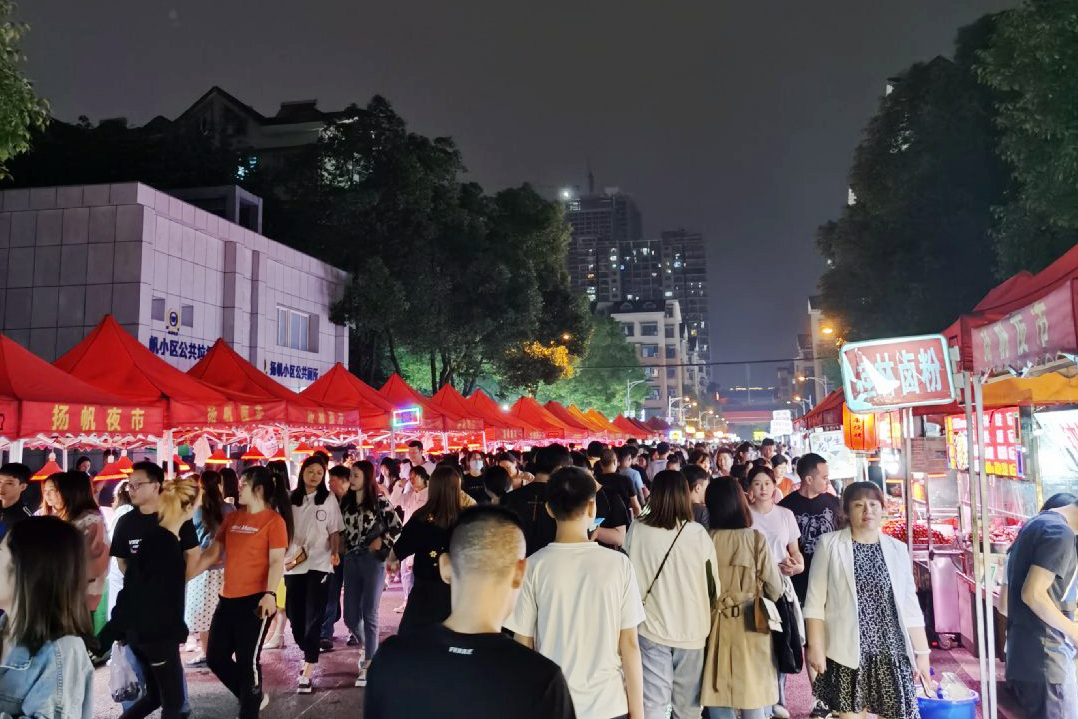 作為長沙著名的“打卡勝地”,，揚(yáng)帆夜市內(nèi)整齊的地攤位一線鋪開，行走在其中的市民,、游客三五成群,。均為長沙晚報全媒體記者 劉攀 攝